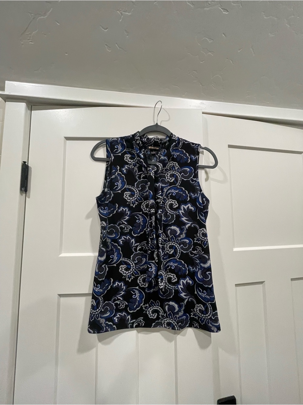 Sleeveless Tie-Neck Paisley Blouse in Navy and Black